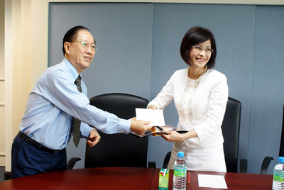 新加坡留台大專院校友會會長齊文洋（左）率校友會代表與駐新加坡代表史亞平座談，並贈送校友會今年活動表和史亞平出席校友會活動照片。中央社記者康世人新加坡傳真