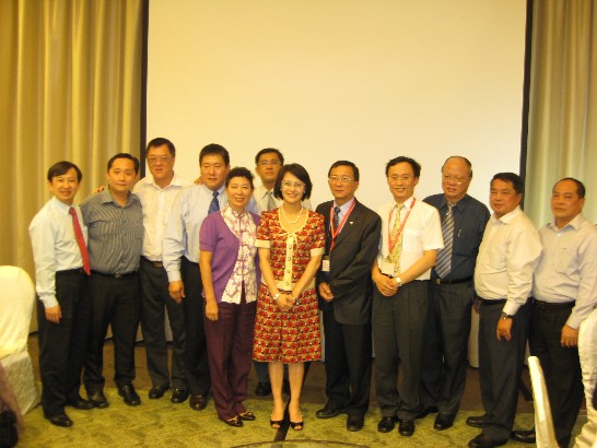 左四為新加坡中華總商會白毅柏副主席、左五新加坡台北工商協會朱蘭香會長、左六駐新加坡台北代表處盧顧問、右三為新加坡食品廠商聯合會黃夢雄會長、右四京工興業游總經理惠堂、右五台灣區糖菓餅乾麵食工業公會陳朝陽總幹事