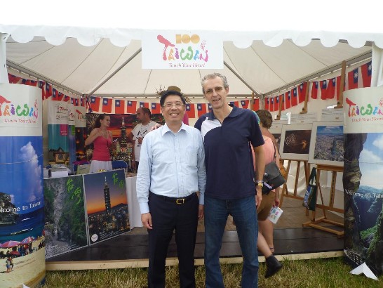 Amb. LEE and Hon. Ivan STEFANEC at the tent of Taipei Representative Office, Bratislava during the Pohoda Festival