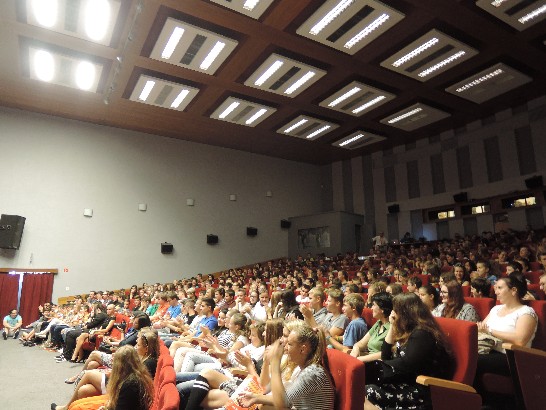 國際青年大使在斯國Trnava市表演，吸引爆滿的觀眾。