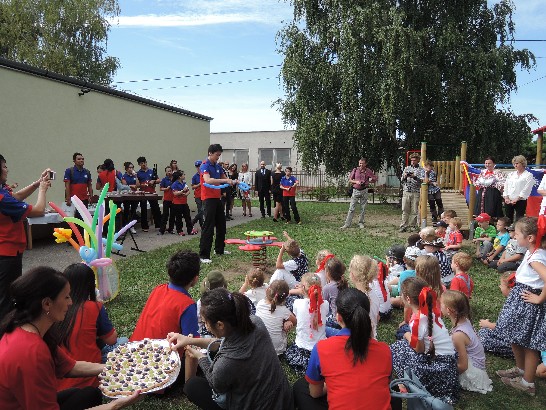 國際青年大使出席駐斯洛伐克代表處捐贈Trnava市學校遊樂設施儀式並演出。