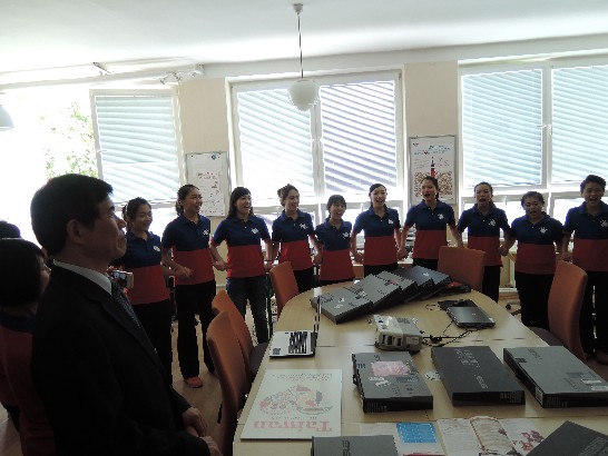 國際青年大使出席駐斯洛伐克代表處捐贈Trnava市學校電腦儀式並演出