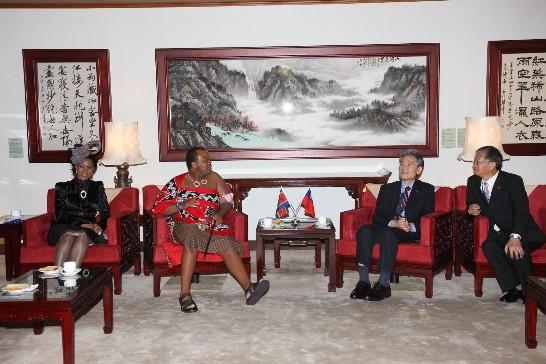 Mr. Simon Shen-Yeaw Ko, Deputy Minister of Foreign Affairs and Ambassador Peter Tsai had a brief discussion with His Majesty King Mswati III at the airport.