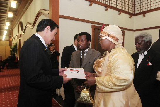 2馬總統接受史國王母面致史王親筆賀函