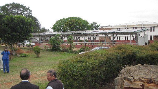 陳大使經銓10月17日前往史大農學院查看我援助史國「太陽能照明設備」完工情形