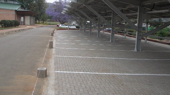 我援助史大農學院「太陽能照明設備」業已完工，其下為停車場