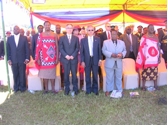 本館本(102)年3月15日應邀出席史王主持史國國防軍成立第40週年慶大會。