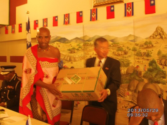 蔡大使明耀於5月29日贈有機肥料2公噸予史國政府