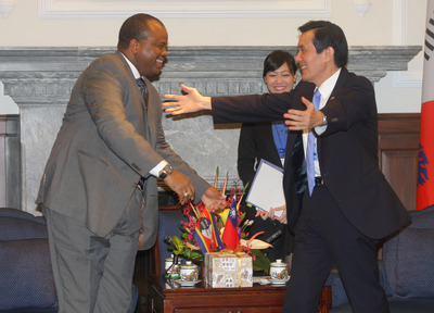 總統馬英九（右）29日在總統府會見史瓦濟蘭國王恩史瓦帝三世（H. M. King Mswati III）（左），2人互相擁抱致意。