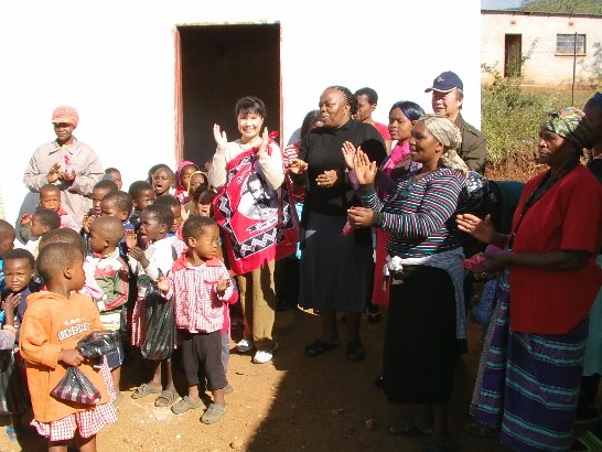 蔡大使夫人林玲玉女士訪視孤兒並與他們一起唱歌 