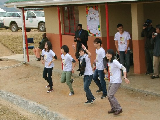 青年大使帶動Hawane 高中生一起唱跳