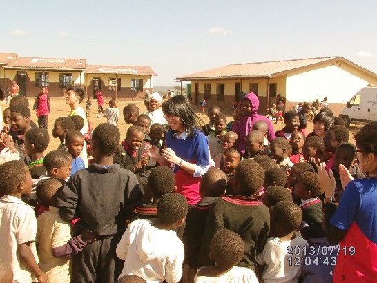 駐史國醫療團7月19日在Matata地區義診青年大使李璇帶動唱