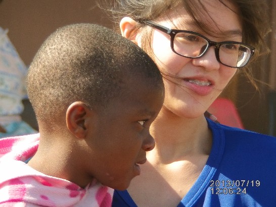 駐史國醫療團7月19日在Matata地區義診青年大使高全誼抱著當地小孩