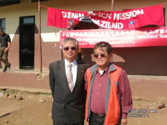 駐史國醫療團7月19日在Matata地區義診蔡大使與杜團長合照