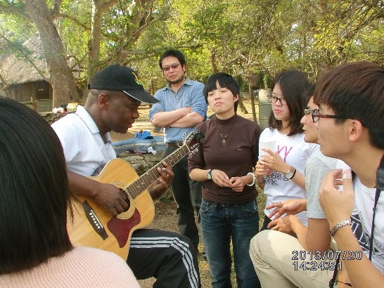 史國廣播電台工務部主任7月20日在Mlilwane自然野生動物園彈吉他娛中山醫青年大使