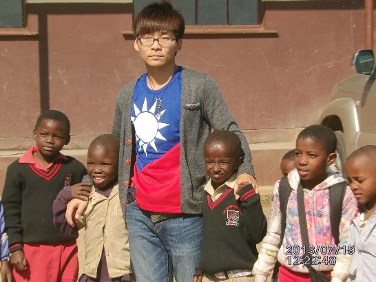 駐史國醫療團7月19日在Matata地區義診青年大使劉仕元兩邊都是當地小孩