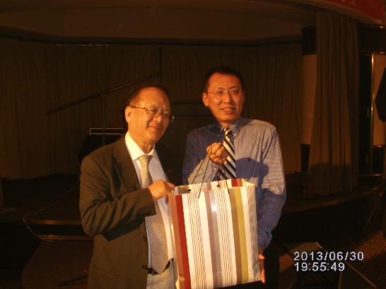 吳委員長感謝蕭會長一雄對僑社貢獻