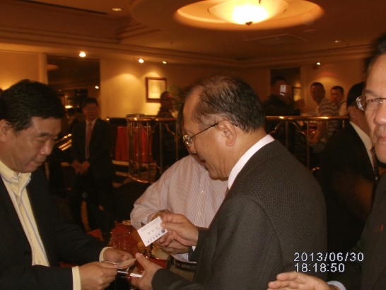 吳委員長英毅6月30日蒞臨史瓦濟蘭訪問與史國僑胞寒暄互換名片