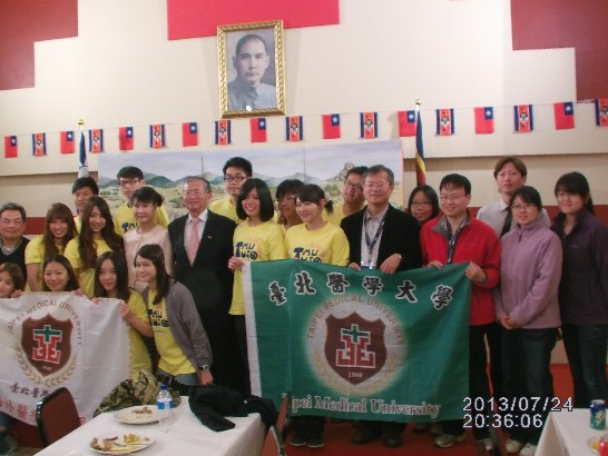 7月24日文化之夜北醫志工團與蔡大使明耀夫婦紀念照