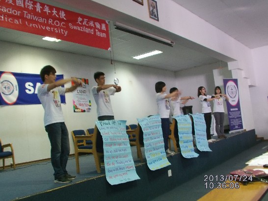 青年大使7月24日在Southern Africa Nazarene University教手語帶動唱