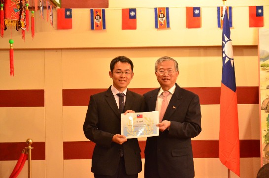 蔡大使明耀頒贈替代役男林延諭感謝狀