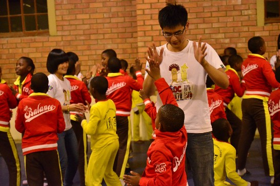 中山醫學大學青年大使許裴淵與阿彌陀佛關懷中心孤兒玩遊戲