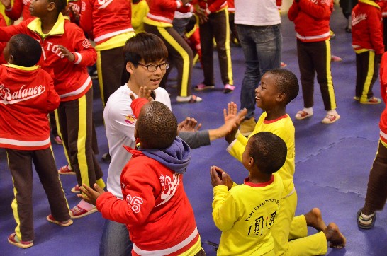 中山醫學大學青年大使與阿彌陀佛關懷中心孤兒玩遊戲-2 