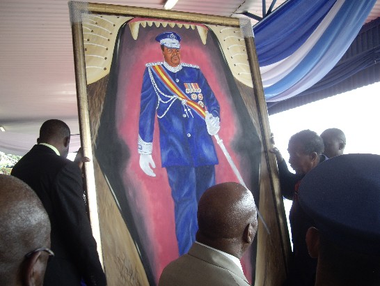 史國8月9日警察節贈給史王的最敬禮-國王繪像