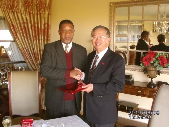 8月8日南非高專Happy Mahlangu設宴歡送蔡大使明耀並贈紀念品