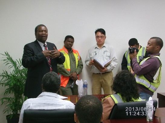 使節團參觀史國生物科技園區，園區計畫經理人回答問題