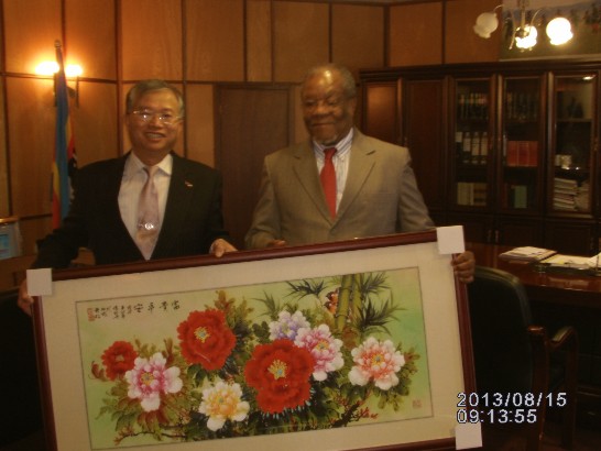 蔡大使明耀於8月15日前往史國總理辦公室拜會總理達米尼（Barnabas Sibusiso Dlamini）感謝史國四年來的支持與協助