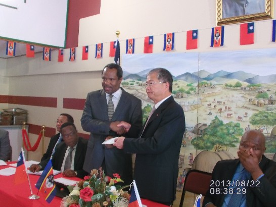 蔡大使明耀於8月22日代表政府援贈史方四項援助。