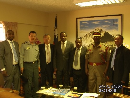 蔡大使明耀於8月22日代表政府援贈史方四項援助前與史方政要合影。