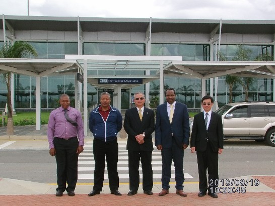 蔡大使明耀與史國經濟企劃暨發展部部長項古聖親王(H.R.H. Prince Hlangusemphi Dlamini)8月19日視察新機場合影