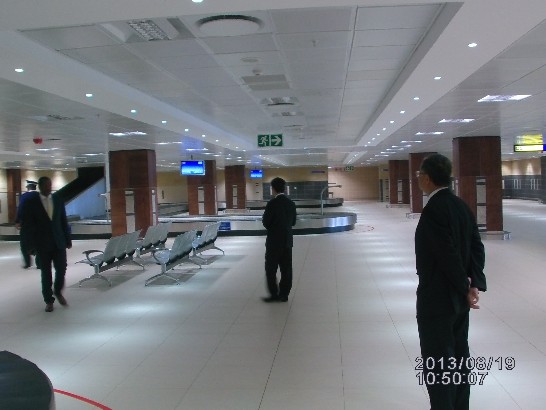 蔡大使明耀與史國經濟企劃暨發展部部長項古聖親王(H.R.H. Prince Hlangusemphi Dlamini)8月19日驗收新機場合影 