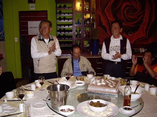 8月17日旅史華人高爾夫球協會月賽，適逢侯前會長志賢大壽，蔡大使明耀為侯前會長祝壽