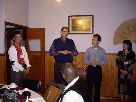 2013年天主教愛心志工團款宴，沈神父感謝蔡大使前往接機的盛情