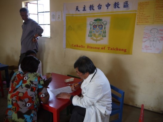 台中天主教黃署長清富、趙醫師榮勤暨夫人率領的國際志工親善大使蒞臨史國傳播愛心，關懷貧困