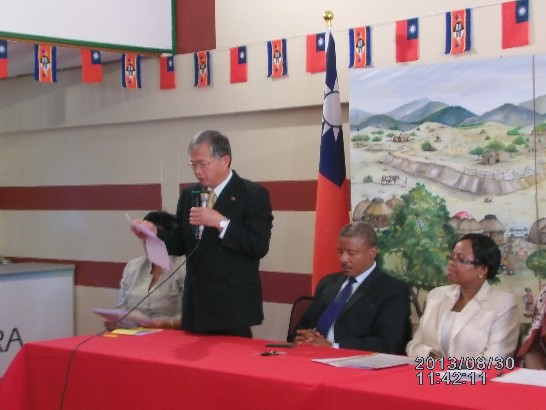 蔡大使明耀於8月30日向礦業專班(25人)，電資碩士班(5人)，學士後醫科(8人)，農業碩士班 (2人)舉行赴華就學行前講習。