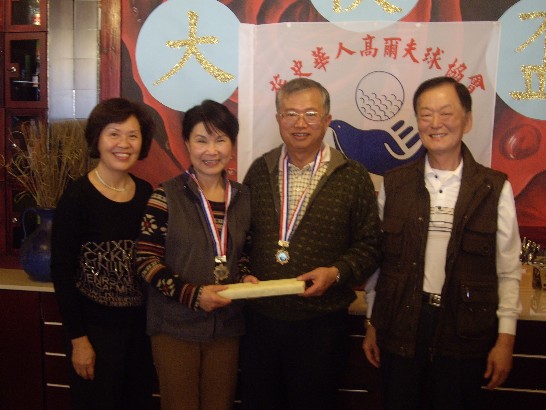 史瓦濟蘭旅史華人高爾夫球協會於8月3日歡送蔡大使夫婦調任駐大阪辦事處處長贈紀念品及紀念章。