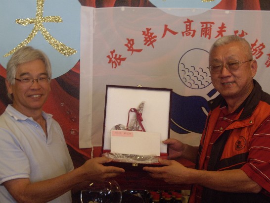 史瓦濟蘭旅史華人高爾夫球協會於8月3日假史瓦濟蘭王家球場舉行「大使盃」高爾夫球賽，亞軍：劉英俊總幹事