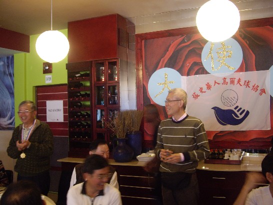 史瓦濟蘭旅史華人高爾夫球協會於8月3日假史瓦濟蘭王家球場舉行「大使盃」高爾夫球賽，蔡大使向僑界介紹由土耳其調任之經濟一等秘書陳國榮