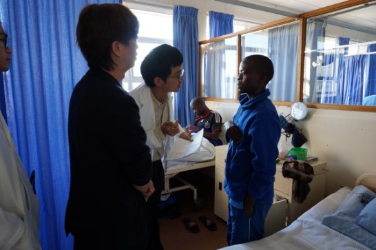 駐史瓦濟蘭醫療團蔡主任為鼻部整型病人解說病情