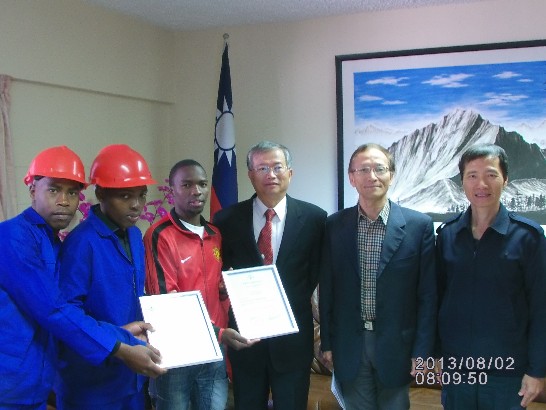 已畢業的三位學員於八月二日前來大使館會見蔡大使明耀，感謝蔡大使捐出三千史幣成立登記合法的公司