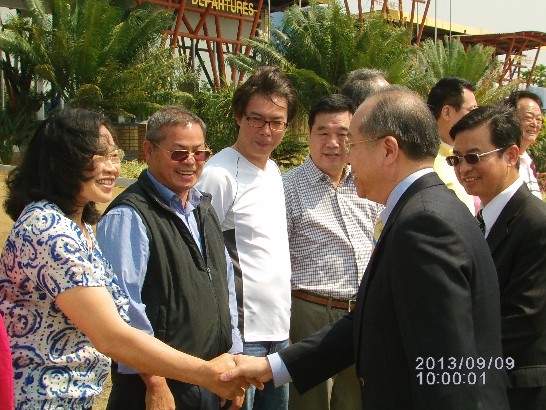 陳大使經銓及夫人於9月9日上午搭機抵達史國Matsapha國際機場，黃僑務促進委員祥和及夫人接機。