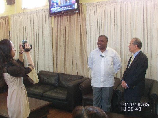 陳大使經銓及夫人於9月9日上午搭機抵達史國Matsapha國際機場，史國外交部禮賓司Msibi Dlamini接受宏觀電視特派記者採訪