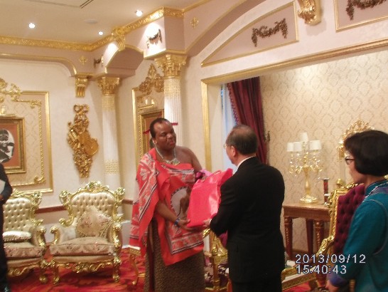 陳大使經銓於9月12日下午在史國王宮向史王呈遞到任國書完成後，蒙史王與接見時贈史王禮品