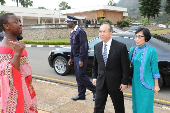 陳大使經銓於9月12日下午前往史國王宮，史王禮賓官引導至儀隊閱兵台