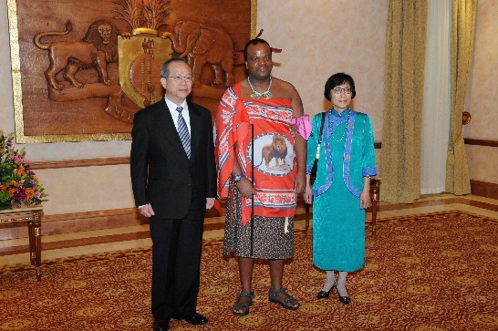 陳大使經銓於9月12日下午在史國王宮向史王呈遞到任國書完成，史王與陳大使及夫人合照留影