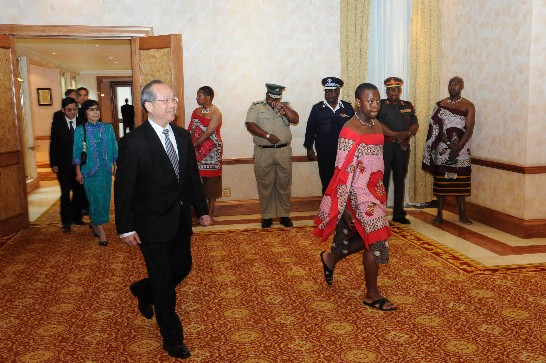 陳大使經銓於9月12日下午前往史國王宮，史王禮賓官引導晉見史王 